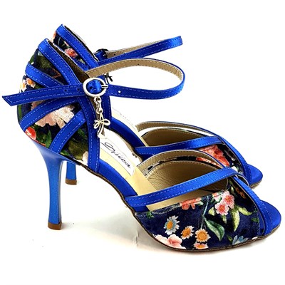 Naos Tanzschuhe von Dancing Queens: Satinblaue Heels mit Fesselriemchen und rot-gelb-rosa Blumenmuster.